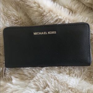 Michael Kors Zippy Wallet